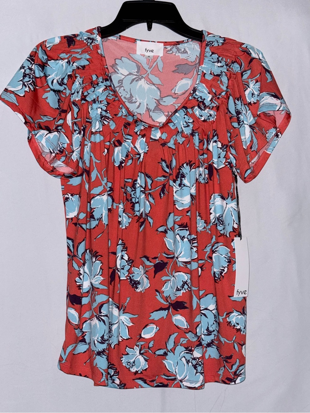 NWT fyve Coral Floral V-Neck Short Sleeve Blouse Size Small
